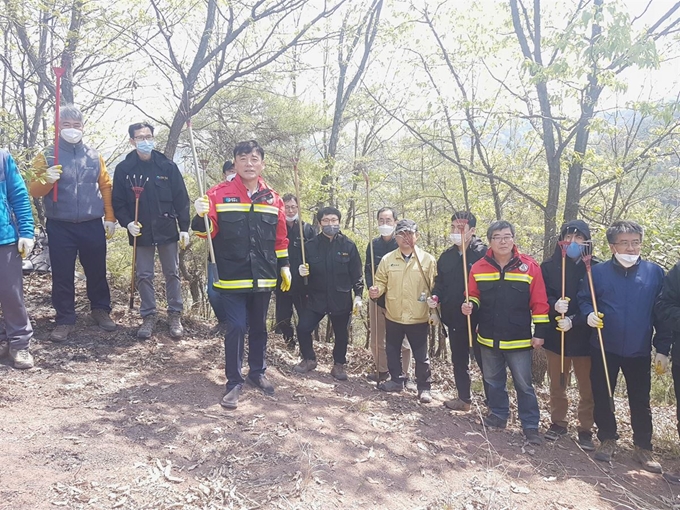 윤경희 청송군수와 공무원들이 26일 안동시 남후면 산불현장을 방문해 잔불정리를 하고 있다. 청송군 제공.