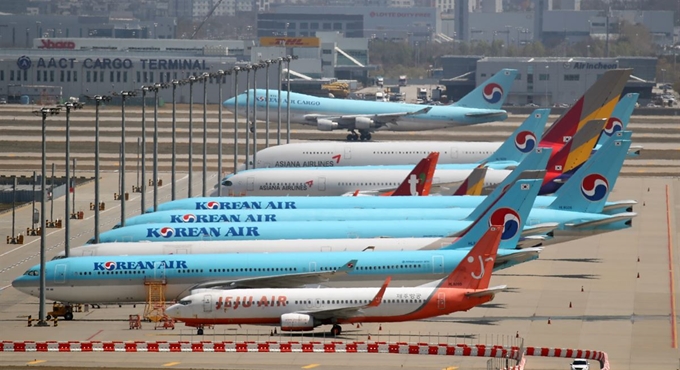 인천국제공항 주기장에 국내 항공사 여객기들이 멈춰 서 있다. 연합뉴스