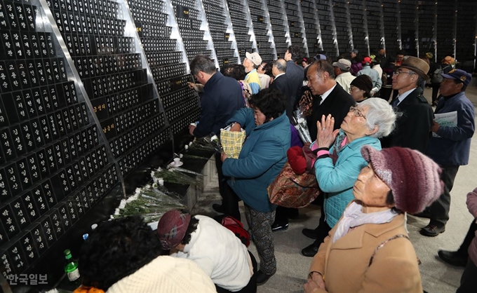 [저작권 한국일보]제주 4ㆍ3생존희생자 및 유족들의 아픔을 치유하는 4ㆍ3트라우마센터가 다음달 6일 문을 연다. 사진은 제주 4ㆍ3평화공원 내 위령탑을 찾은 유족들. 김영헌 기자.