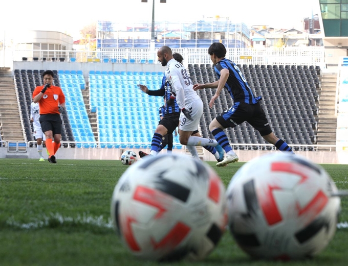 인천 유나이티드와 수원 FC가 23일 인천 축구전용경기장에서 연습경기를 치르고 있다. 뉴스1