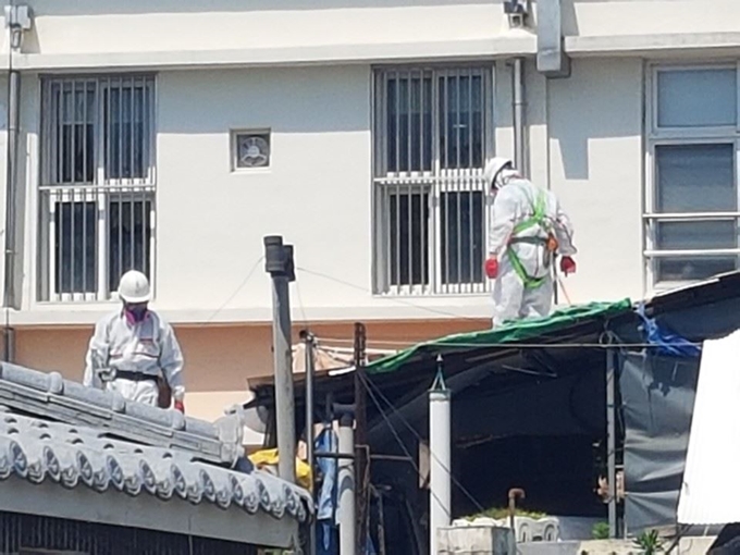 2018년 서울시내 한 초등학교 교실 옆에서 석면 해체작업 중인 작업자들. 독자 제공