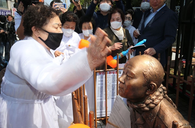 27일 오전 광주 동구 지산동 광주지방법원 앞에서 5·18 광주 민주화운동 유가족이 '전두환 동상'을 가격하고 있다. 광주=서재훈 기자