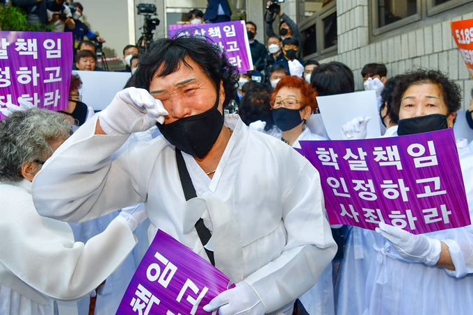 전두환 씨가 27일 광주광역시 동구 광주지법에서 열린 재판에 출석한 직후 오월어머니 회원들이 구호를 외치다 눈물을 흘리고 있다. 광주=서재훈 기자