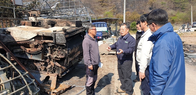 도기윤(왼쪽 2번째) 농협경북본부장이 27일 경북 안동시 남후면 산불피해농민과 피해상황에 대해서 얘기하고 있다. 농협경북본부 제공