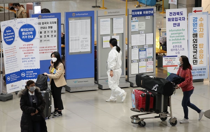 27일 오후 인천국제공항 제1여객터미널 입국장에서 입국자들이 해외 입국자 전용 교통편을 기다리고 있다. 연합뉴스