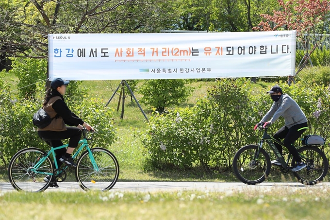 '사회적 거리두기' 강도가 완화된 후 첫 주말인 26일 오후 서울 여의도 한강공원에서 시민들이 라이딩을 즐기고 있다. 연합뉴스