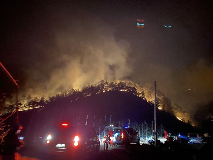 25일 안동 산불 현장 사진. 산림청 산림항공본부 제공 /2020-04-26(한국일보)