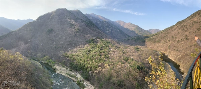 반야사 문수전은 이 길에서 최고의 전망대다. 백화산의 우람한 산세와 이를 휘감은 구수천 물길이 내려다보인다.