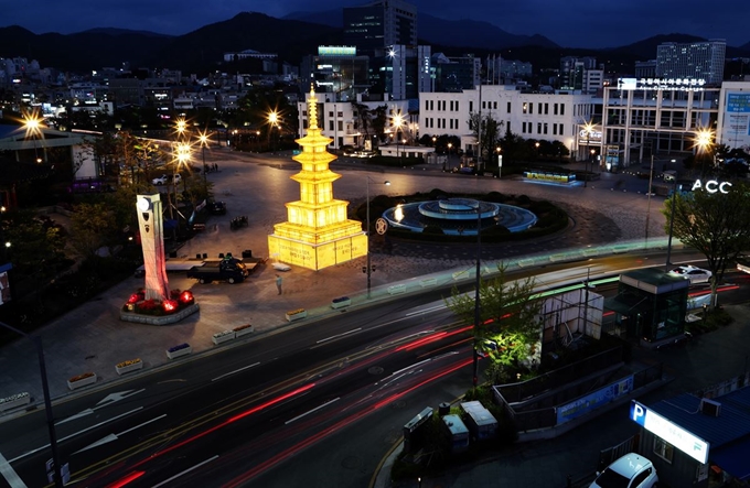 30일 불기 2564년 부처님오신날을 1주일 앞둔 23일 광주 동구 5·18민주광장에 봉축탑이 점등됐다. 광주불교연합회는 코로나19 사회적 거리 두기를 실천하며 예년보다 간소하게 점등식을 진행했다.광주=연합뉴스