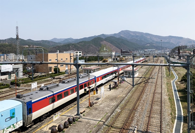 경북 김천과 충북 영동 사이 황간역. 경부선 무궁화호 열차가 하루 15편 정차한다.