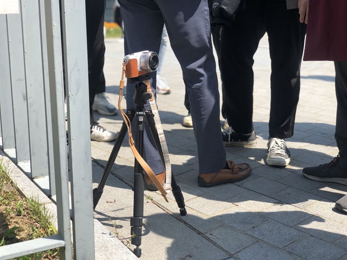 [저작권 한국일보]28일 서울 동작구 숭실대에서 학교 측의 성소수자 차별행위를 규탄하고 인권위 시정권고 수용을 촉구하는 학내 성소수자 모임 이방인의 기자회견이 열렸다. 학교 관계자가 신분을 밝히지 않고 기자회견을 촬영하자 학생들이 신분을 밝힐 것을 요구하고 있다. 이승엽 기자