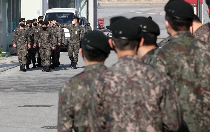 군 장병의 외출 통제가 부분적으로 해제된 24일 오후 강원 화천군 사내면 사창리 거리가 장병들로 붐비고 있다. 연합뉴스