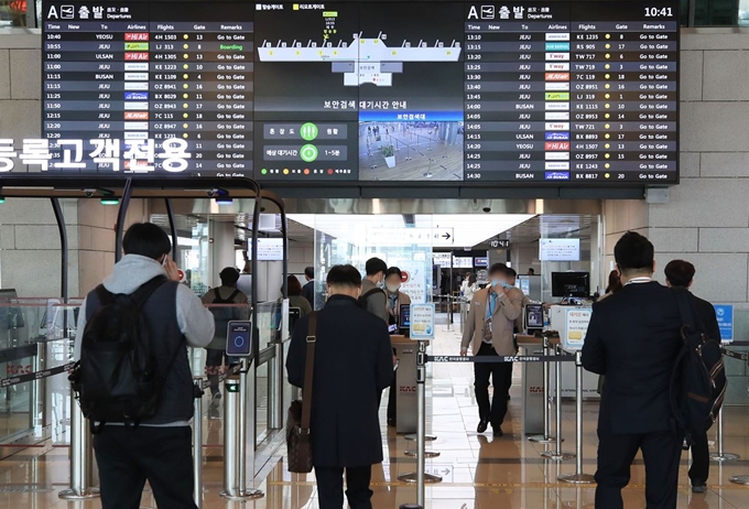 28일 오전 서울 강서구 김포공항 국내선 청사에서 승객들이 게이트로 향하고 있다. 6일간의 황금연휴를 앞두고 코로나19로 전세계 하늘길이 사실상 막혀 해외여행이 불가능한 탓에 제주 등으로 여행 수요가 몰릴 것으로 예상되고 있다. 연합뉴스