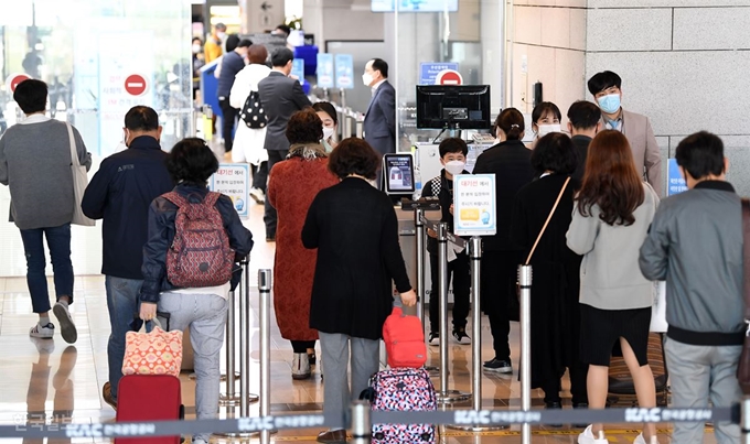 김포공항 국내선 인파연휴를 이틀 앞둔 28일 오후 서울 강서구 김포공항 국내선 출국장에 승객들이 탑승수속을 진행하고 있다. 홍인기 기자