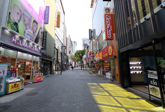 28일 서울 중구 명동 거리가 한산한 모습을 보이고 있다. 한국은행이 발표한 '2020년 4월 소비자동향조사 결과'를 보면 이달 소비자심리지수(CCSI)는 한 달 전보다 7.6포인트 하락한 70.8을 나타냈다. 이는 글로벌 금융위기의 골이 가장 깊었던 2008년 12월(67.7) 이후 최저 수준이다. 연합뉴스