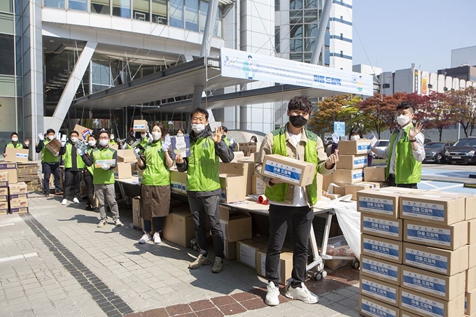 코오롱사회봉사단이 코로나19로 어려움을 겪는 어린이들을 위해 위생용품과 놀이용품 등이 담긴 마음 드림팩을 지난달 28일 관양흰돌지역아동센터에 전달하고 있다. 코오롱그룹 제공