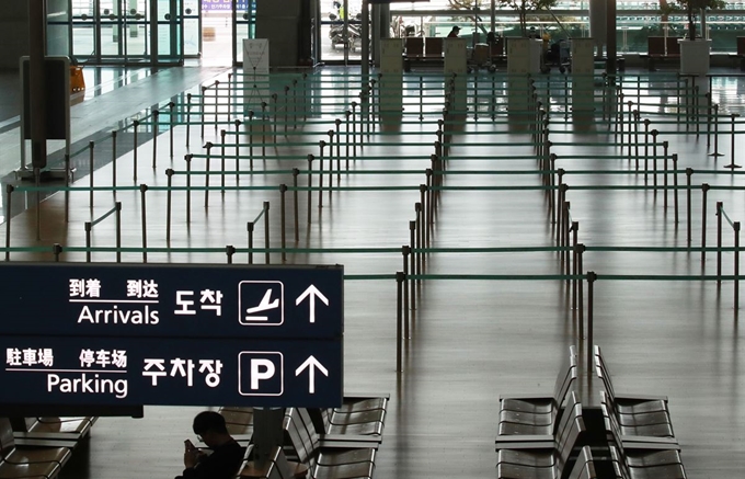 코로나19 확산으로 전 세계가 입국 제한 조치를 취한 가운데 28일 오후 인천국제공항 제1터미널 출국장이 썰렁하다. 연합뉴스