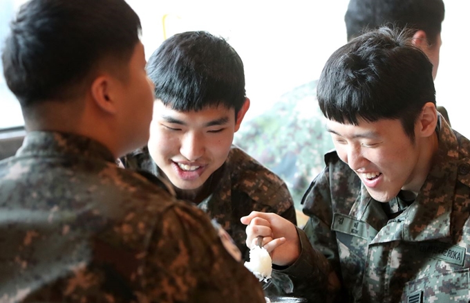 군 장병의 외출 통제가 부분적으로 해제된 24일 오후 강원 화천군 사내면 사창리의 한 식당에서 육군 27사단 장병들이 식사하며 밝게 웃고 있다. 연합뉴스