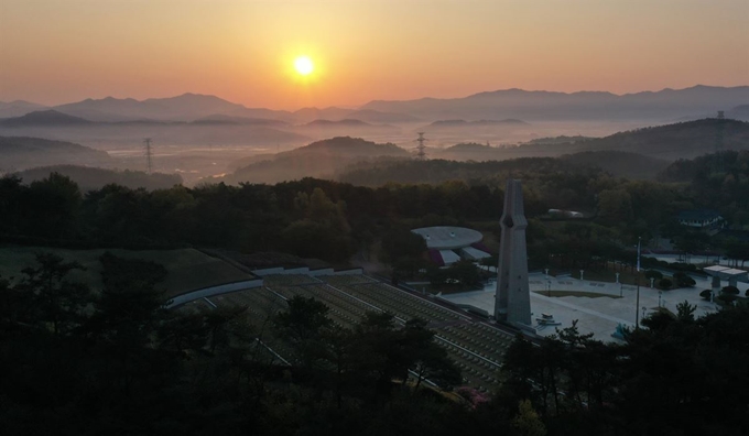 29일 오전 광주 북구 운정동 국립 5·18민주묘지 너머로 해가 떠오르고 있다. 광주항쟁 40주년이자 진상규명조사위원회가 출범한 올해는 발포명령자 규명과 행방불명자 소재 파악 등 5·18 진상규명 원년의 기대감이 높다. 연합뉴스