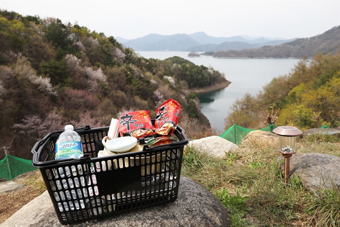 ‘게으른 악어’ 카페에서 라면을 구입하면 즉석에서 끓여 먹을 수 있도록 가스버너와 생수, 냄비를 제공한다.