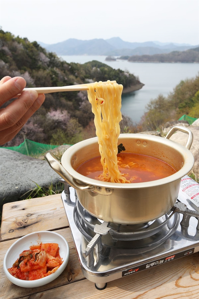 야외에서 먹는 라면은 항상 옳다. 더구나 멋진 호수 풍광까지 있다면.