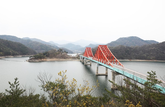 제천 수산면 옥순대교 전망대에서 내려다보는 청풍호 풍경.