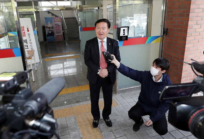 미래통합당 민경욱 의원이 29일 오후 인천시 연수구 연수구선거관리위원회에서 인천지방법원의 제21대 총선 연수을 투표함·투표지 증거 보전 작업을 참관하기 전 입장을 밝히고 있다. 연합뉴스