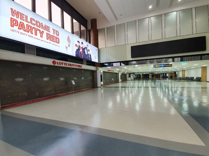 지난달 말 이용객이 급감한 김포공항 내 롯데면세점 매장에 셔터가 내려져 있다. 롯데면세점 제공