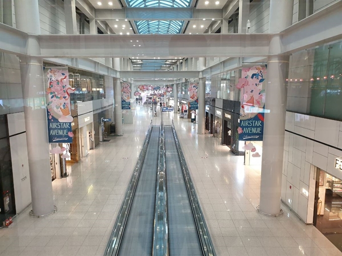 지난달 인천국제공항 내부. 면세점들은 문을 열었지만, 코로나19에 따른 여객 수 급감으로 텅 비어 있다. 신라면세점 제공