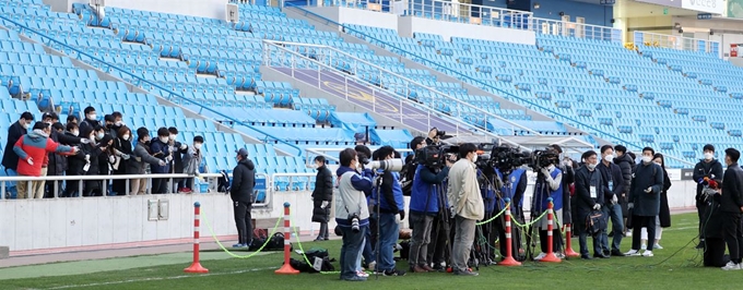 23일 인천축구전용경기장에서 인천유나이티드와 수원FC의 시범경기 후 감독과 선수들이 취재진의 인터뷰에 응하고 있다. 연합뉴스