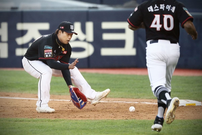 강백호가 25일 두산과 연습경기에서 땅볼 타구를 처리하고 있다. KT 제공