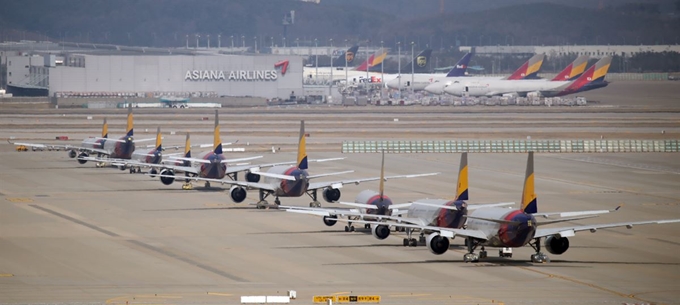 인천국제공항 주기장에 늘어선 아시아나항공 여객기. 연합뉴스