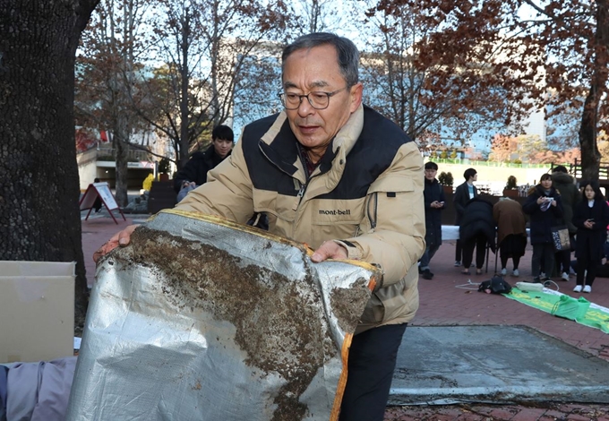 김영곤 전국대학강사노동조합 대표가 지난해 12월 서울 성북구 고려대 민주광장에서 2012년부터 ‘강사법 시행’ 등을 요구하며 투쟁해 왔던 텐트를 철거하고 있다. 연합뉴스