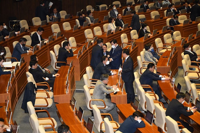 추가경정예산안 등의 처리를 위해 29일 밤 열린 국회 본회장에서 여야 의원들이 본회의를 하며 인사를 나누고 있다.오대근 기자