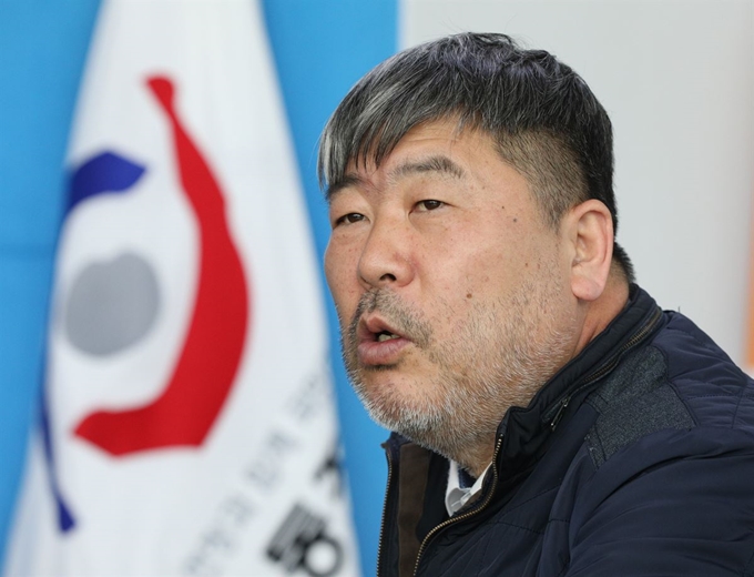 김동명 한국노총 위원장이 28일 오전 서울 여의도 한국노총빌딩에서 열린 마스크 전달식에서 전국대리기사협회 회원들과 대화를 하고 있다.뉴스1