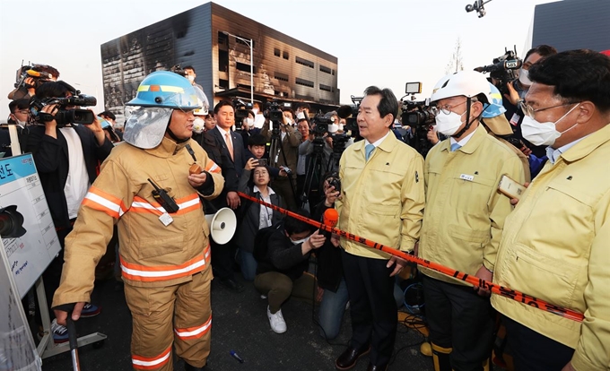 정세균 국무총리가 29일 오후 경기도 이천시 모가면 물류창고 화재 현장에서 상황을 보고 받고 있다. 이 사고로 다수의 사상자가 발생했으며 소방당국은 원인과 피해 규모를 조사할 방침이다. 이천 = 뉴스1