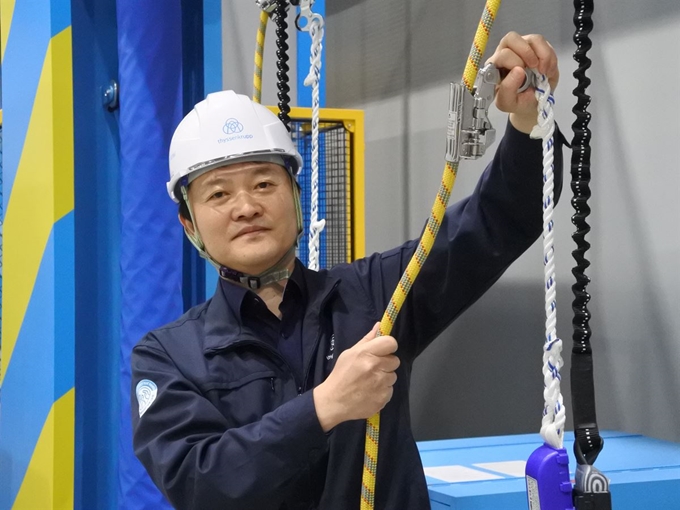 티센크루프엘리베이터 김경민 안전보건경영실장이 안전벨트 착용법을 설명하고 있다.