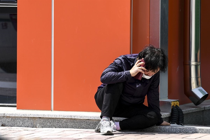 경기 이천시 물류창고 건설 현장 화재로 38명의 사망자가 발생한 다음날인 30일 오후 피해자 가족이 전화통화를 하며 오열하고 있다. 이천=이한호 기자