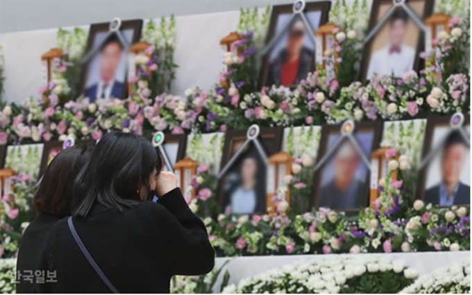 경기 이천시 물류창고 공사 현장 화재로 38명의 사망자와 10명의 부상자가 발생한 다음날인 30일 오후 사고 현장에서 11㎞ 떨어진 곳에 마련된 합동분향소에서 피해자 유가족들이 눈물 짓고 있다. 이천=이한호 기자