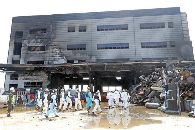 [THT_0607] [저작권 한국일보] 경기 이천시 물류창고 공사현장 화재로 38명의 사망자와 10명의 부상자가 발생한 다음날인 30일 오전 합동감식반이 현장 조사를 위해 사고 건물 안으로 진입하고 있다. 이천=이한호 기자