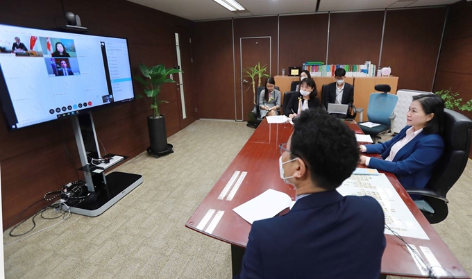 유명희 산업통상자원부 통상교섭본부장은 1일 서울 대한상공회의소 회의실에서 싱가포르, 호주, 캐나다, 뉴질랜드 통상장관과 ‘상품 및 서비스의 흐름 및 필수인력 이동 원활화’ 등에 대해 화상회의를 주재했다. 산업통상자원부 제공