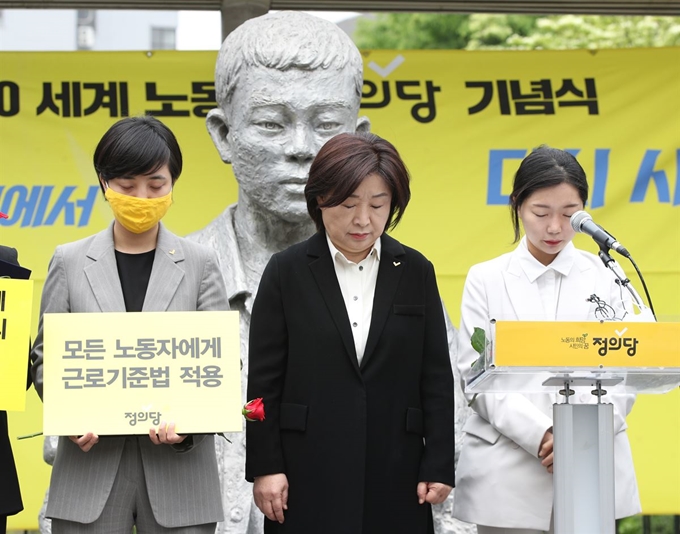 심상정 정의당 대표와 류호정 당선자가 1일 오전 서울 종로구 전태일 열사 동상 앞에서 열린 130주년 노동자의 날 기념식에서 묵념을 하고 있다. 평화시장의 의류 제조 회사에서 재단사로 일하던 전태일 열사는 1970년 근로기준법 준수를 요구하며 스스로 몸을 불살랐으며 한국의 노동운동을 상징하는 인물이 됐다. 뉴스1