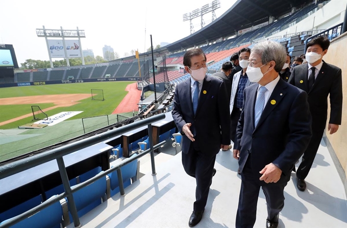 1일 잠실구장에서 박원순(왼쪽) 서울시장과 정운찬 KBO 총재가 시설을 돌아보며 방역상태를 살펴보고 있다. 연합뉴스