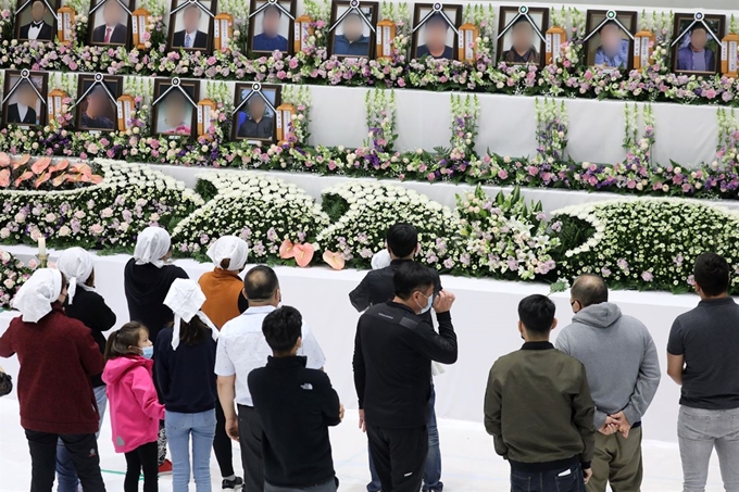 1일 오전 경기 이천시 창전동 이천서희청소년문화센터에 마련된 한익스프레스 물류창고 화재 합동분향소에서 유가족들이 슬픔에 잠겨 있다. 뉴스1