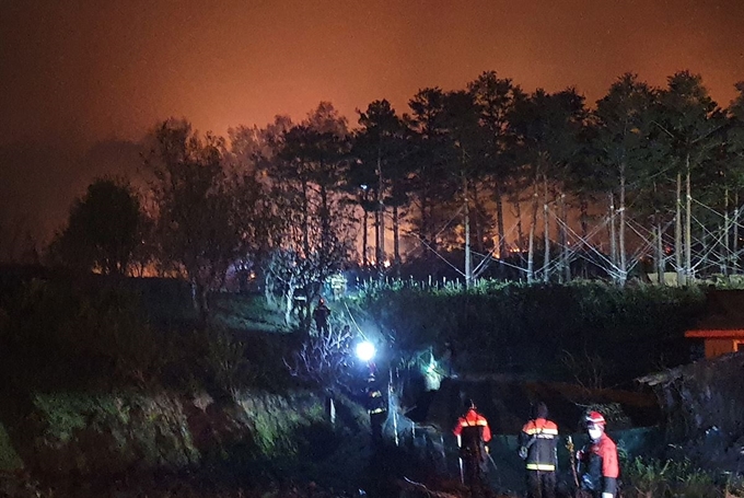 1일 오후 강원 고성군 도원리의 주택 화재가 산불로 번져 학야리 일대에서 산불진화대원들이 진화선을 형성하고 있다. 고성=연합뉴스