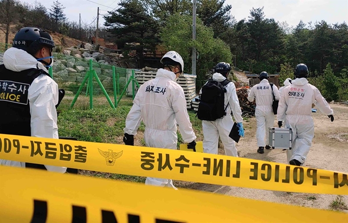 2일 오전 국립과학수사연구원 등 합동 감식반 관계자들이 산불이 최초 발화한 강원 고성군 토성면 도원리의 발화 지점으로 진입하고 있다. 연합뉴스