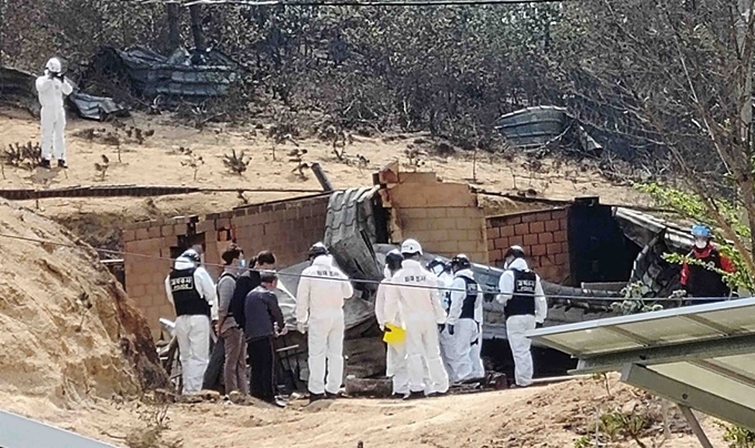 2일 오전 국립과학수사연구원 등이 산불이 최초 발화한 강원 고성군 토성면 도원리의 발화 지점에서 합동 감식작업을 벌이고 있다. 연합뉴스