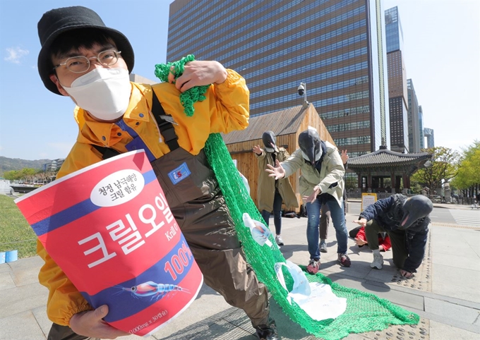 ‘세계 펭귄의 날’(4월 25일)을 맞아 서울 광화문광장에서 환경운동연합 관계자들이 펭귄의 주식인 크릴새우 조업이 급증하고 있다는 사실을 알리기 위해 퍼포먼스를 하고 있다. 연합뉴스