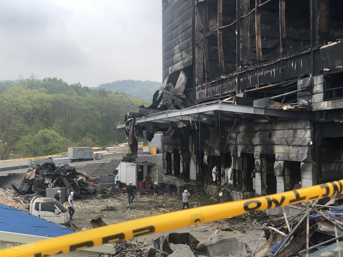 [저작권 한국일보]2일 오전 경기도 이천시 모가면 물류창고 화재 현장에서 경찰 과학수사요원들이 잔여 유해 수색을 위해 중장비를 동원, 건물 안에 남은 잔해물을 제거하고 있다. 이천=이승엽 기자