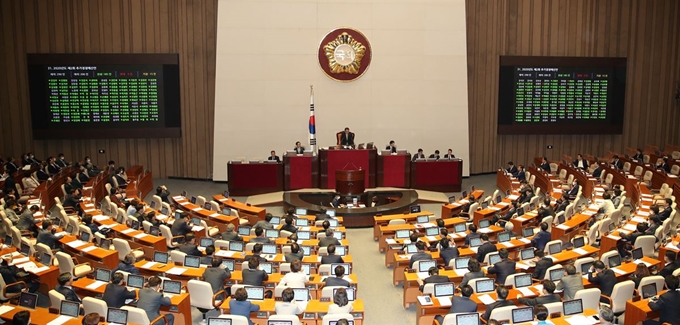 지난달 30일 국회에서 열린 제3차 본회의에서 2020년도 제2회 추가경정예산안이 가결되고 있다. 연합뉴스